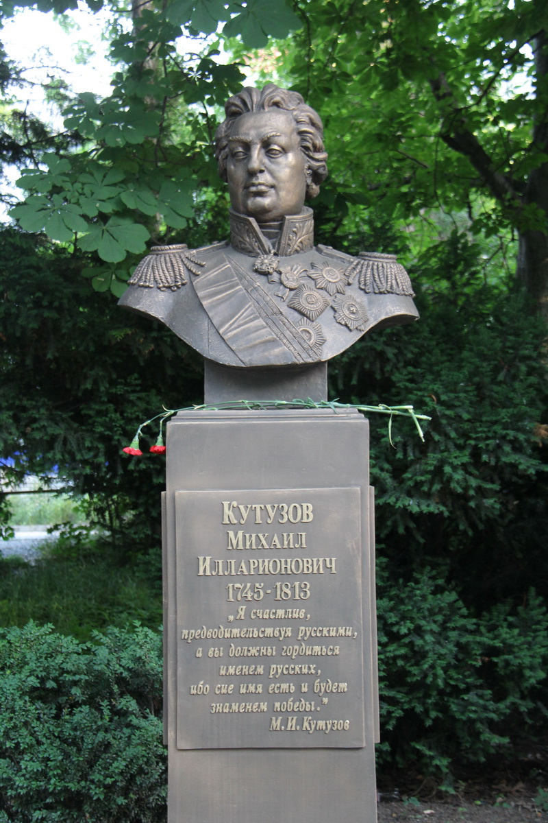 В Гагаринском парке Симферополя установили памятник Маргелову и Аллею славы