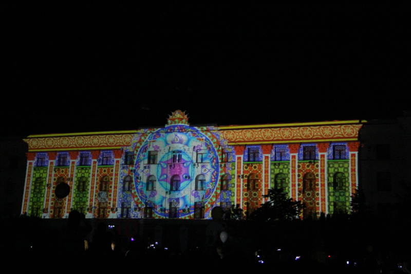 В Симферополе устроили световое шоу и фейерверк