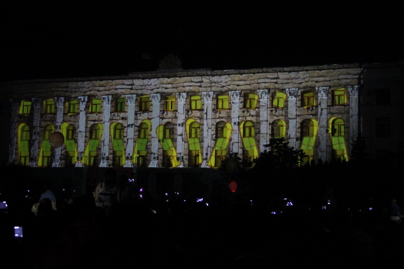 В Симферополе устроили световое шоу и фейерверк