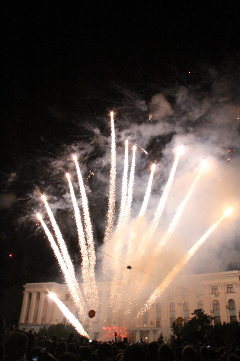 В Симферополе устроили световое шоу и фейерверк