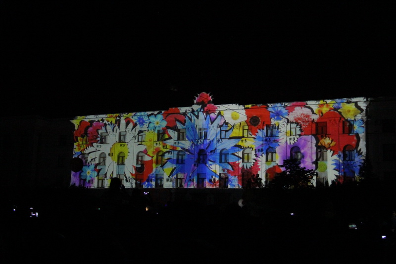 В Симферополе устроили световое шоу и фейерверк