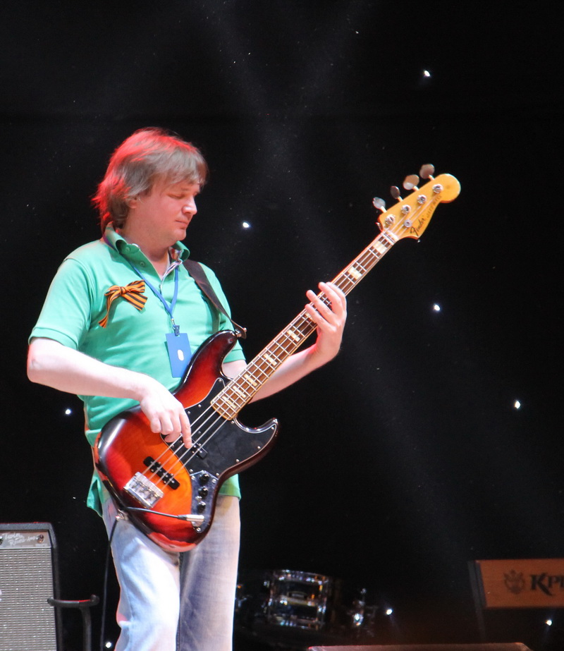 В Симферополе устроили световое шоу и фейерверк