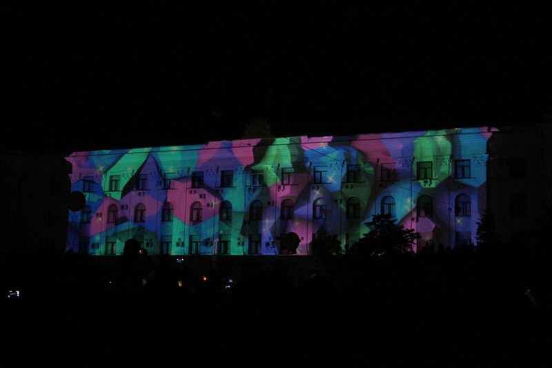 В Симферополе устроили световое шоу и фейерверк