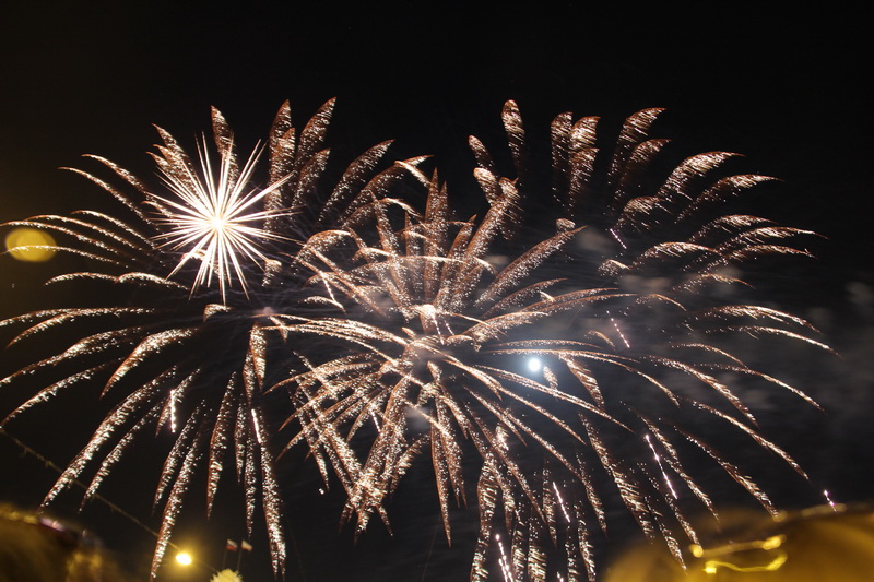 В Симферополе устроили световое шоу и фейерверк