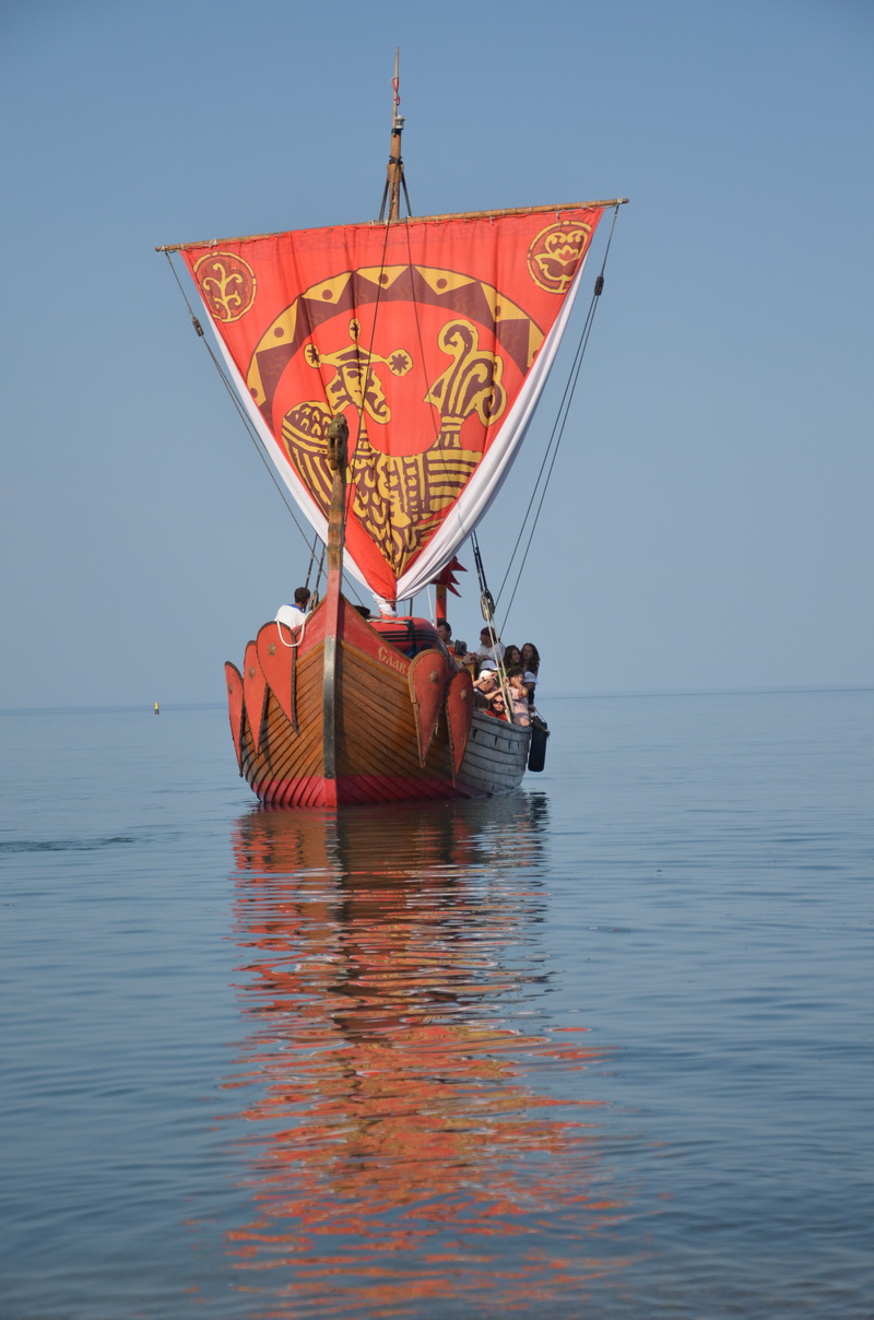 В Феодосии встречали парусно-весельную деревянную ладью «Славяна»