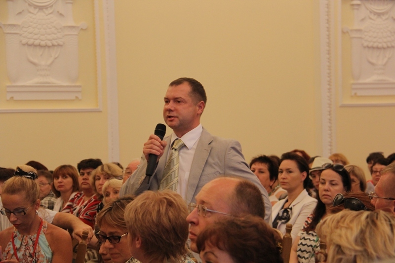 Министр культуры РФ подарил библиотекам Судака свои книги