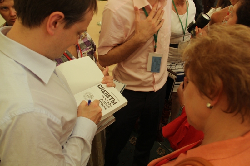 Министр культуры РФ подарил библиотекам Судака свои книги