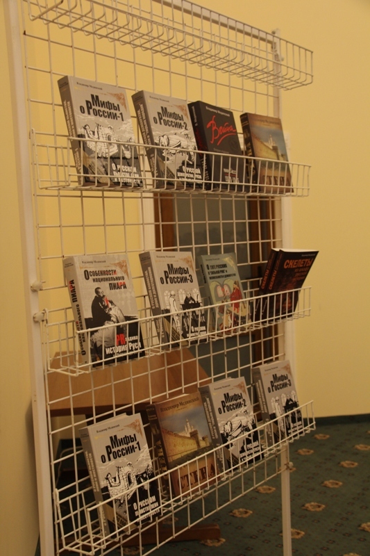 Министр культуры РФ подарил библиотекам Судака свои книги