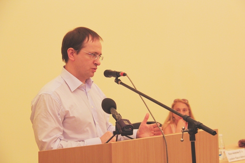 Министр культуры РФ подарил библиотекам Судака свои книги