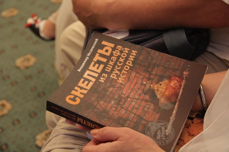 Министр культуры РФ подарил библиотекам Судака свои книги