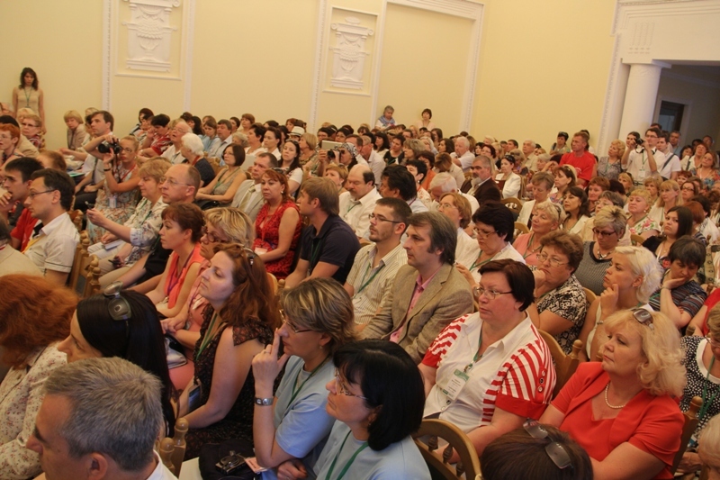 Министр культуры РФ подарил библиотекам Судака свои книги