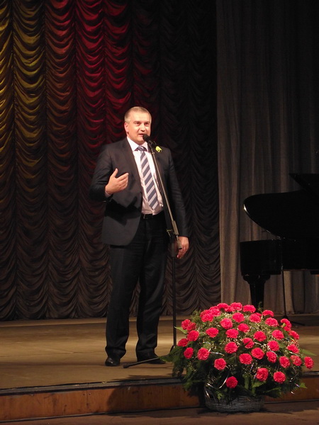 В Симферополе медработников поздравили с профессиональным праздником