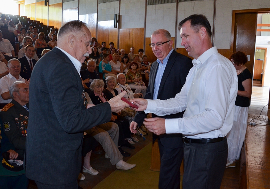 В преддверии Дня России ялтинцев наградили медалями