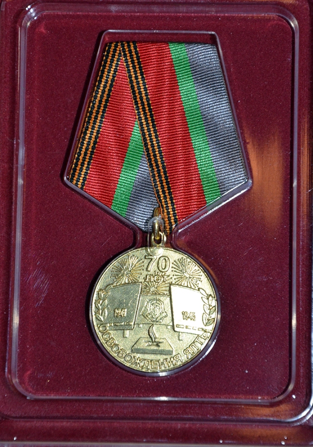 В преддверии Дня России ялтинцев наградили медалями