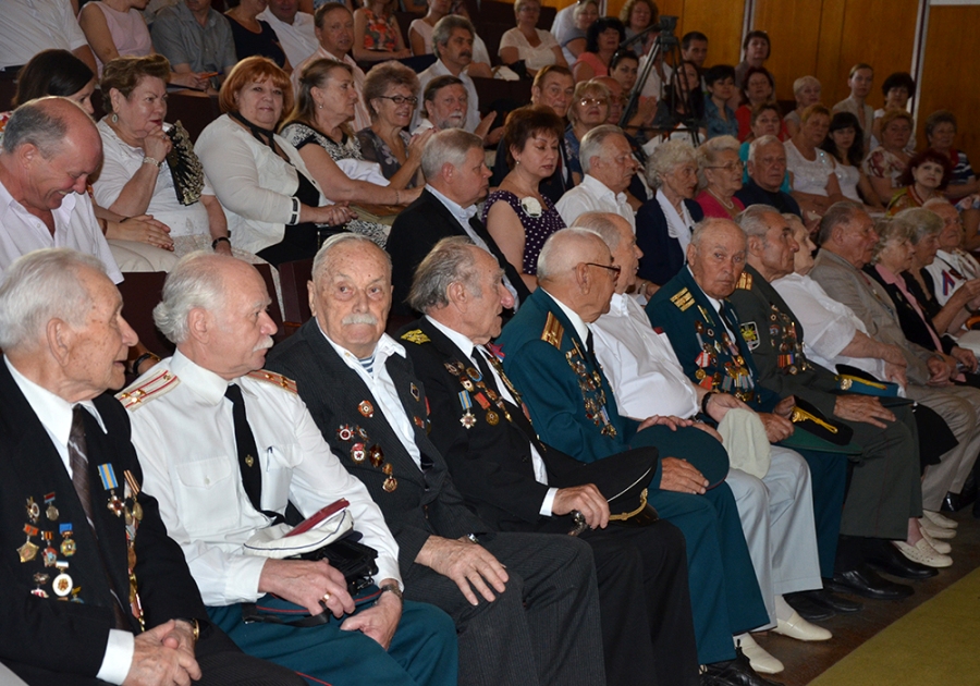 В преддверии Дня России ялтинцев наградили медалями