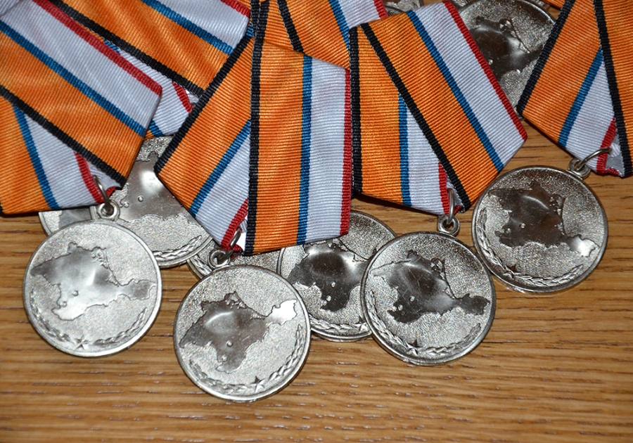 В преддверии Дня России ялтинцев наградили медалями