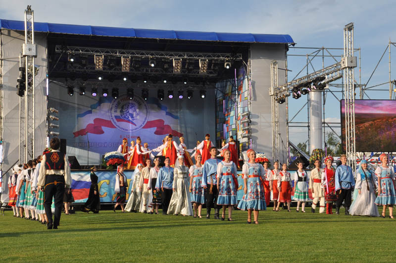 В Симферополе День России отметили авиашоу и концертом