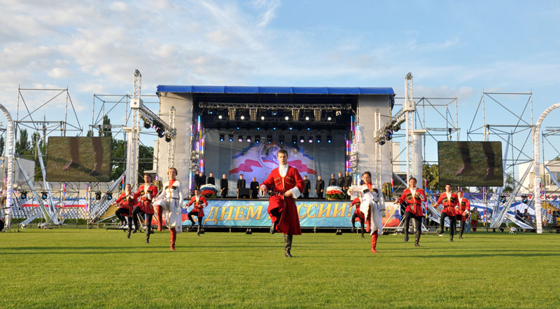 В Симферополе День России отметили авиашоу и концертом