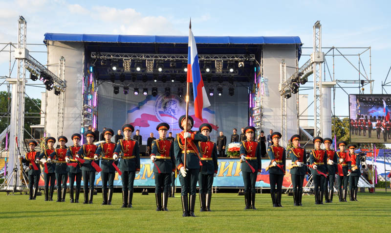 В Симферополе День России отметили авиашоу и концертом