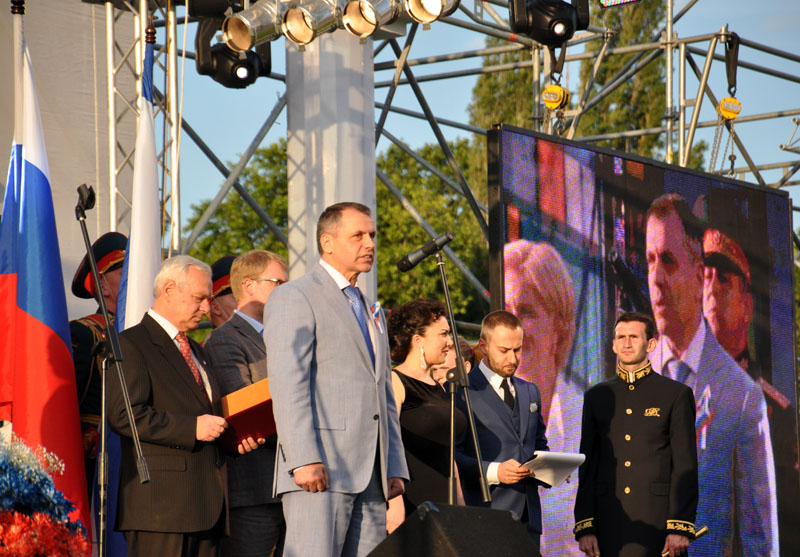 В Симферополе День России отметили авиашоу и концертом