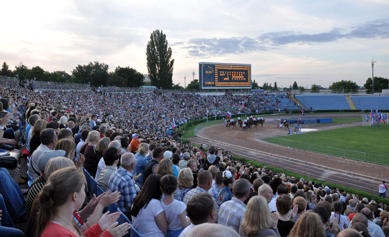 В Симферополе День России отметили авиашоу и концертом