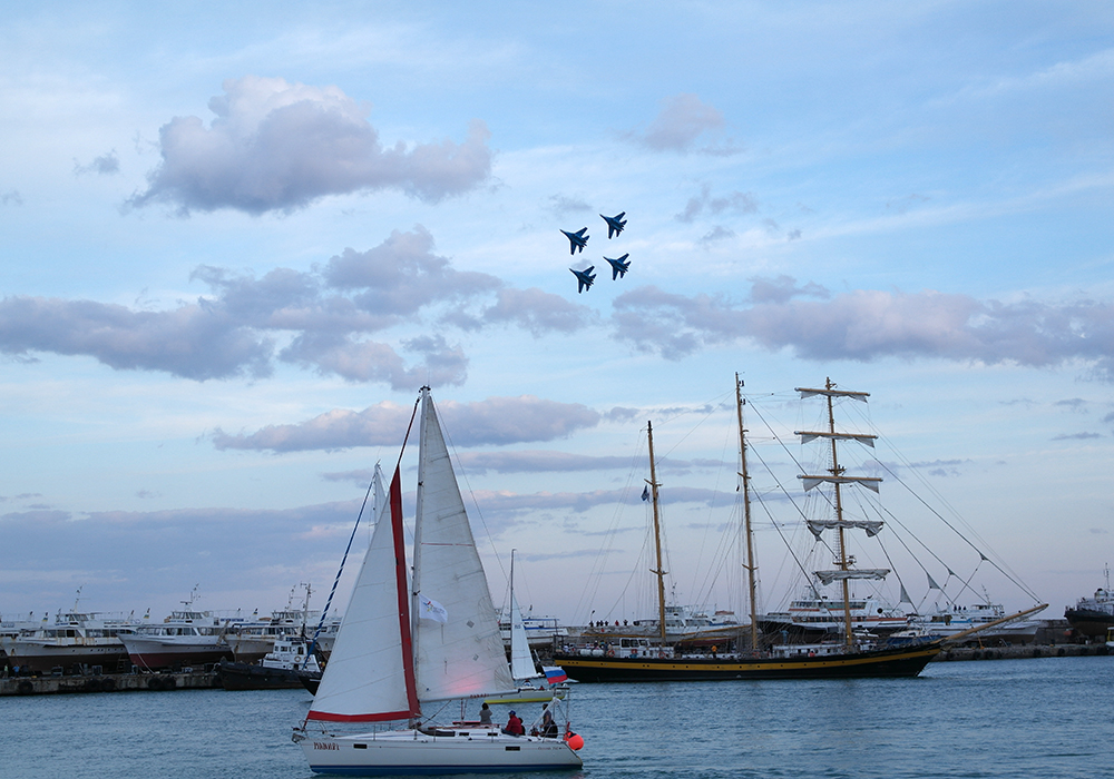 В Ялте прошло грандиозное аква-воздушное шоу