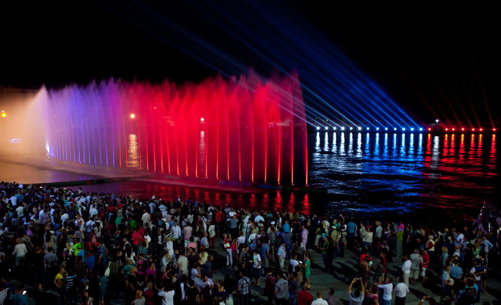 В Ялте прошло грандиозное аква-воздушное шоу