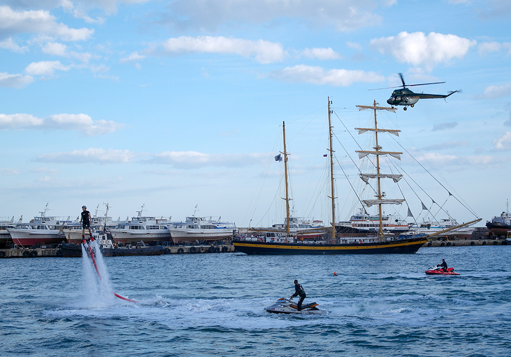 В Ялте прошло грандиозное аква-воздушное шоу