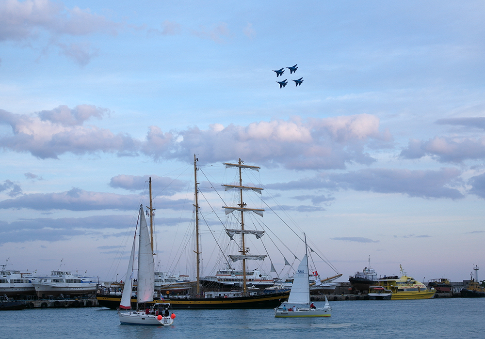 В Ялте прошло грандиозное аква-воздушное шоу