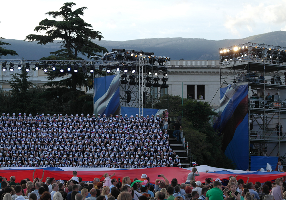 В Ялте прошло грандиозное аква-воздушное шоу