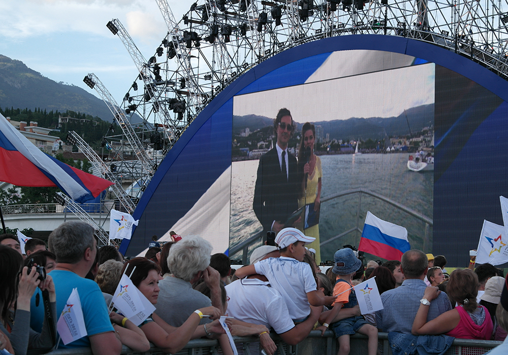 В Ялте прошло грандиозное аква-воздушное шоу