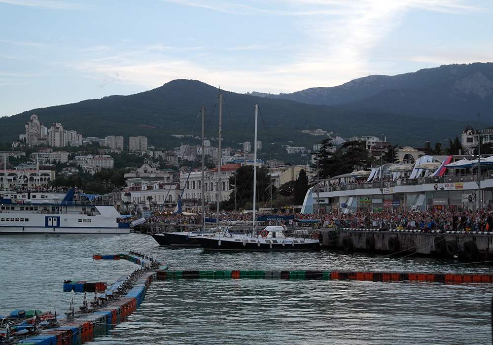 В Ялте прошло грандиозное аква-воздушное шоу