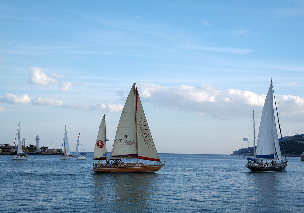 В Ялте прошло грандиозное аква-воздушное шоу