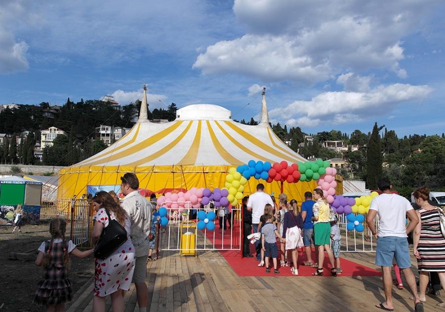 В Ялте начал работать Московский цирк Юрия Никулина