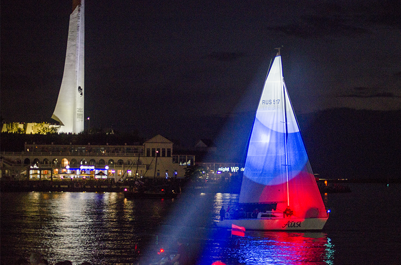 В Севастополе состоялось световое шоу-дефиле крейсерских яхт