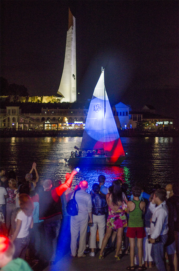 В Севастополе состоялось световое шоу-дефиле крейсерских яхт