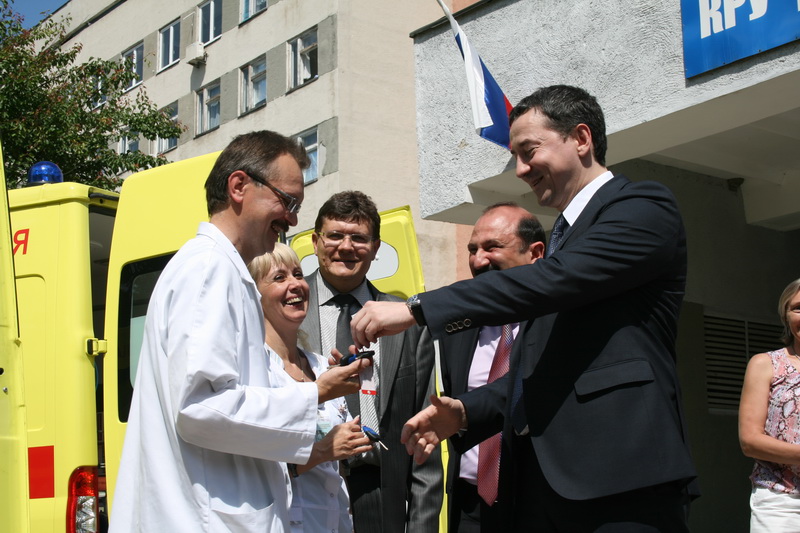 Детская больница в Симферополе получила в подарок два реанимобиля