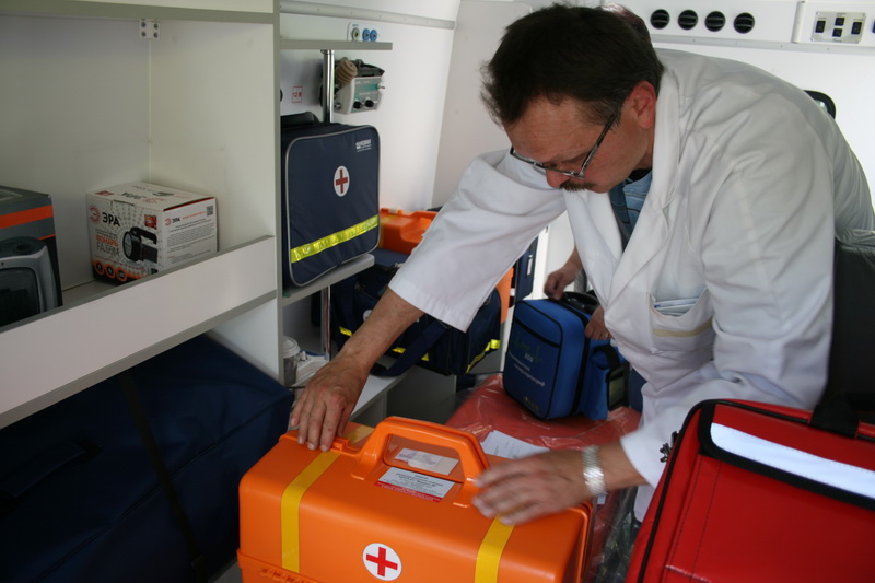 Детская больница в Симферополе получила в подарок два реанимобиля