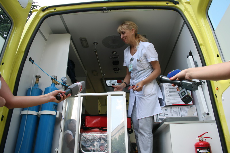 Детская больница в Симферополе получила в подарок два реанимобиля