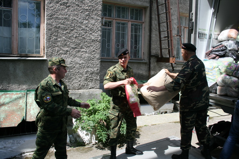Детским больницам Крыма передали гуманитарную помощь