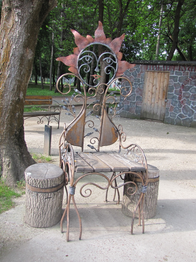 Для Детского парка Симферополя выкуют ретроавтомобиль и паровоз