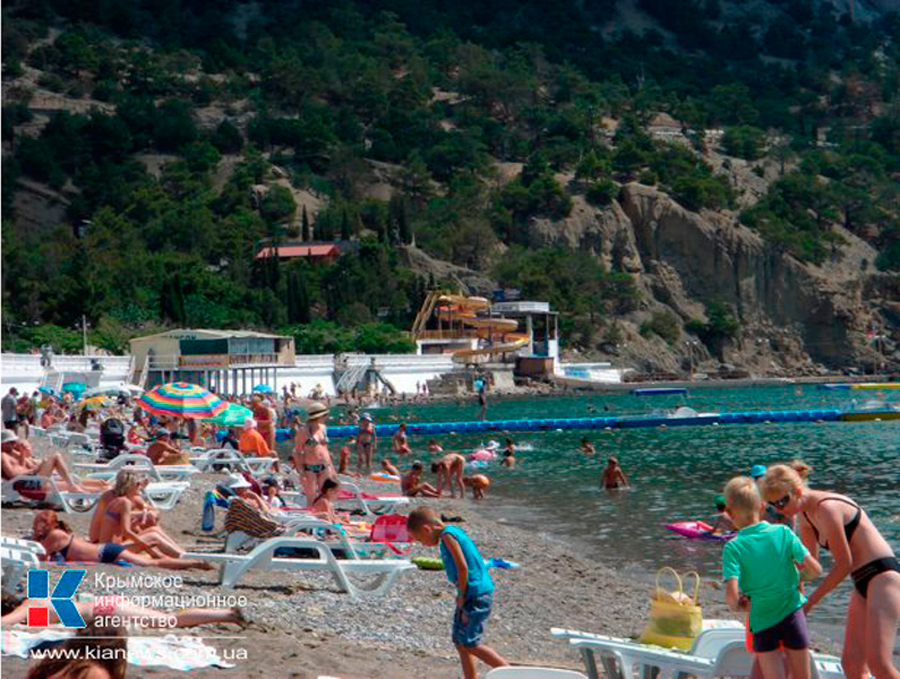 На пляжах курортных поселков Крыма растет число туристов