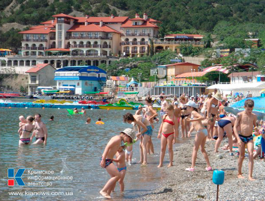 На пляжах курортных поселков Крыма растет число туристов