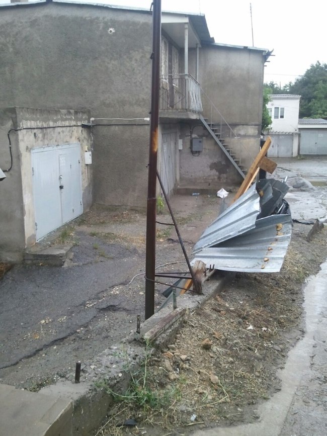 Штормовой ветер в Алуште повалил деревья и снес крыши домов 