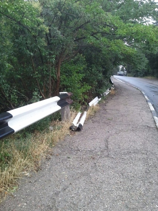 Штормовой ветер в Алуште повалил деревья и снес крыши домов 