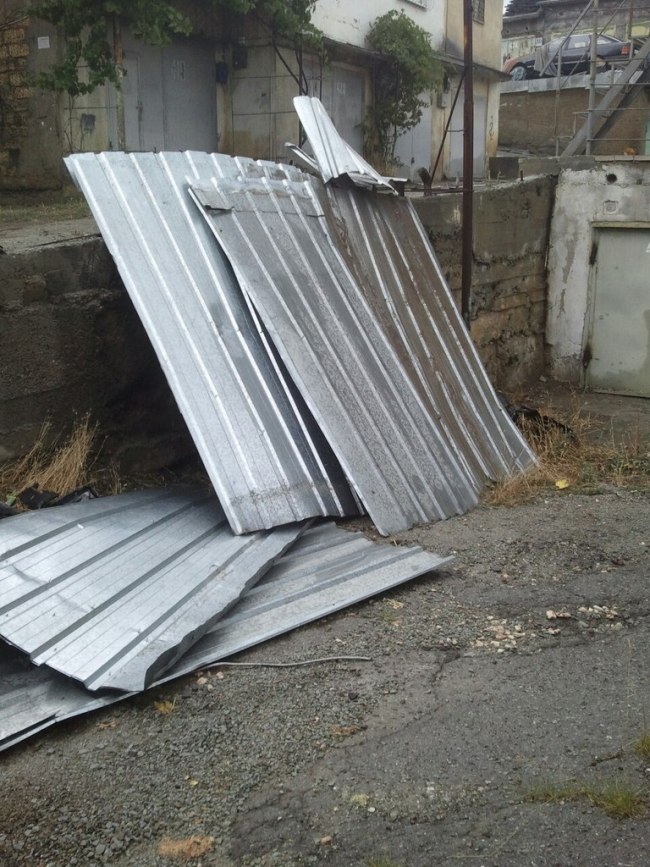 Штормовой ветер в Алуште повалил деревья и снес крыши домов 