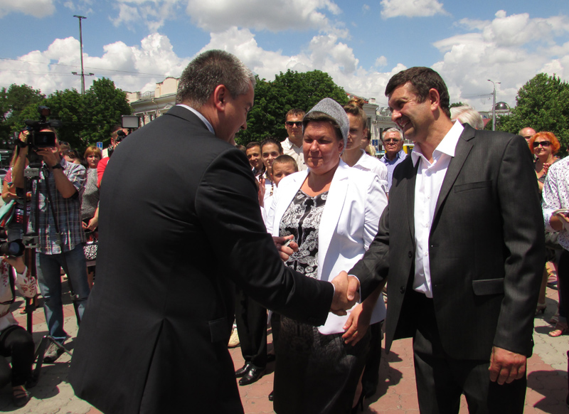 В Симферополе многодетной семье подарили автобус