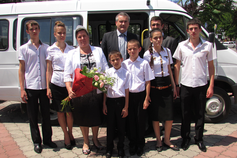 В Симферополе многодетной семье подарили автобус