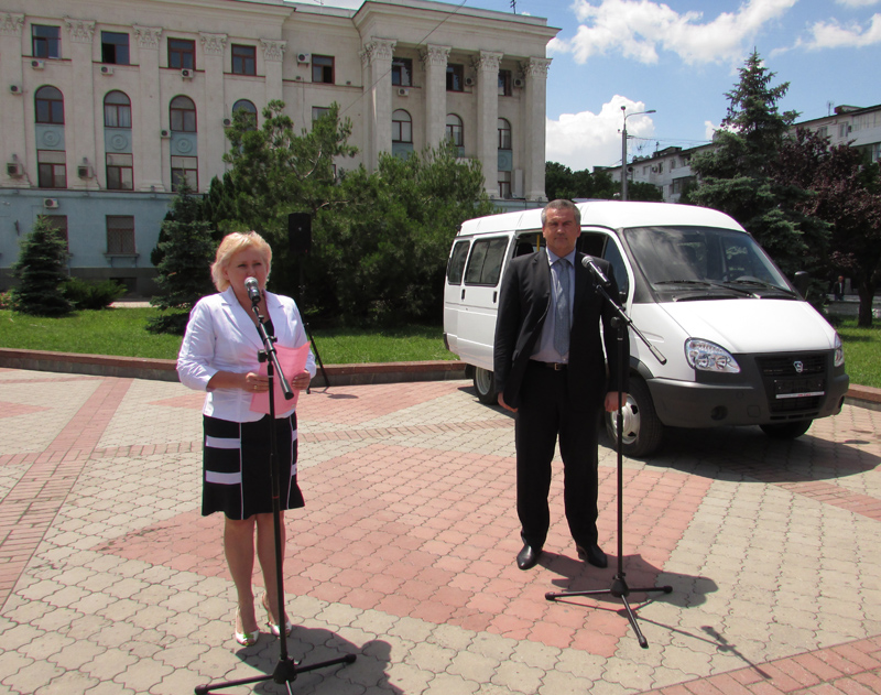 В Симферополе многодетной семье подарили автобус