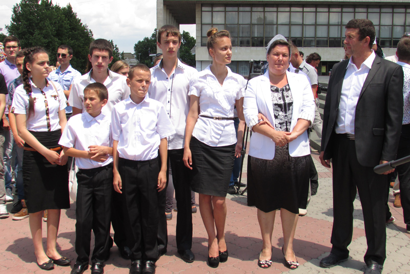 В Симферополе многодетной семье подарили автобус